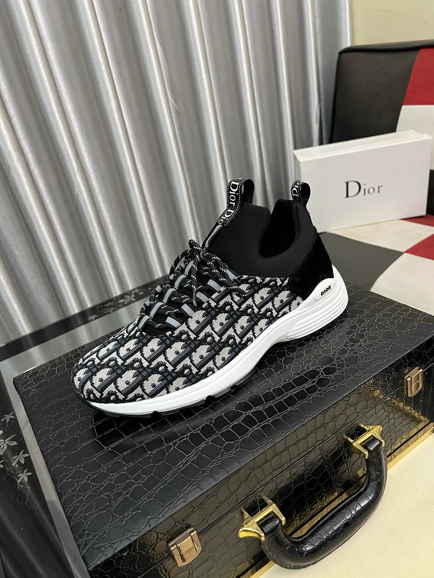 Men's Men's Shoes💰440⌚️⌚️ Dior's casual and sporty style combines the elements of dad's bag-soled shoes, successfully breaking through the dad shoe style that has been on the streets in recent years, and becoming a beautiful landscape in luxury goods. The fabric is high mercerized with breathable mesh, and the mesh on both sides of the shoe is made of three layers of composite technology. The bottom process uses package molding fabrics: imported high mercerized 🐂 cowhide stitching with original customized D-shaped mesh code number: 38-443️⃣Colors available